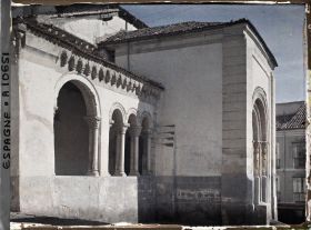 Image représentant Espagne, Ségovie, La partie Vieille (Romane) du Cloître de St Martin et sur la dr. la porte principale