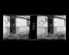 Image représentant Un enfant pose sur les marches à l'entrée d'une résidence.