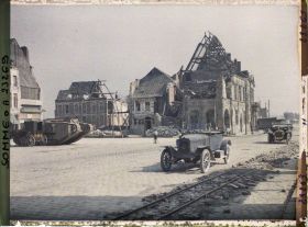Image représentant France, Péronne, Un aspect de la place de l'Hotel de Ville
