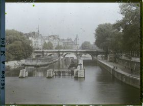 Image représentant La préfecture de police et le Pont-Neuf depuis le pont des Arts