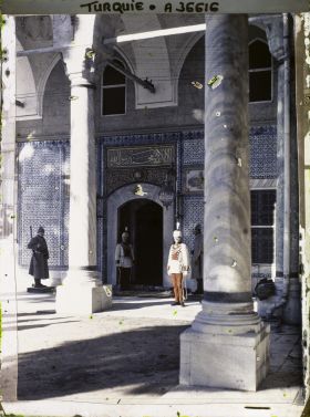 Image représentant Turquie, Constantinople , Fête de l'investiture du Calife, Kirkai Seadetle, la porte du manteau sacré du Prophète et des Saintes Reliques