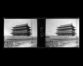 Image représentant La façade sud du pavillon (chenglou) de Zhengyangmen ("porte Face au Midi"), appelée aussi Qianmen ("porte Antérieure"), et le chemin de ronde du bastion