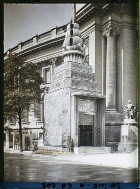Image représentant L'exposition des arts décoratifs, Pavillon du journal L'Intransigeant, près du Grand Palais