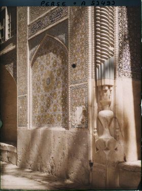 Image représentant La Madreseh Mader-i-Chah, école coranique dite "de la mère du Chah", panneau de céramique à gauche d'une entrée