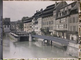 Image représentant France, Strasbourg, Les Vieux quartiers au bord de l'Ill Vue prise du Pont St Maclou