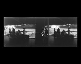 Image représentant Passagers servis par du personnel chinois sur le pont des 1eres classes au moment du dîner