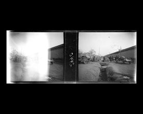 Image représentant Des passants près d'une station d'attelages sur Beihuangchenggen ("[rue] le Long de l'Enceinte de la Ville Impériale, tronçon nord")