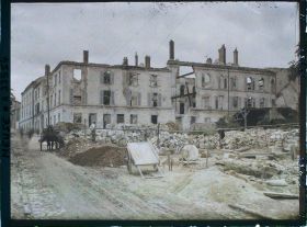 Image représentant France, Verdun, La rue de la Magdeleine vue du coin de la rue de la Belle Vierge vers la Porte Chatel (Rencontre)