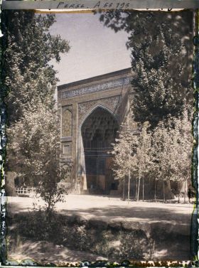 Image représentant Une entrée de la Madreseh Mader-i-Chah, école coranique dite "de la mère du Chah" (1714)