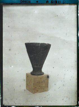 Image représentant Musée archéologique - "Vase du chef" : gobelet en stéatite provenant du site d'Haghia Triada
