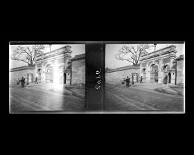 Image représentant L'entrée de la caserne de la légation du Japon, nouvellement construite rue Meiji dans le quartier des légations