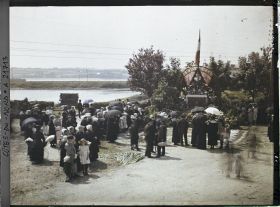 Image représentant La foule attendant la procession de la Fête-Dieu devant le reposoir de la rade de Perros-Guirec