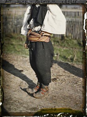 Image représentant Ses chausses et chaussures [d'un paysan serbe]