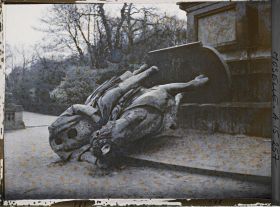 Image représentant La statue de Frédéric III de Prusse (place Raymond Mondon) déboulonnée