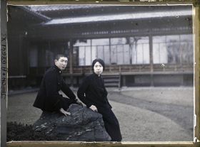 Image représentant Résidence de la famille Kitashirakawa : la princesse Kitashirakawa (Fusako) et son fils, le prince Kitashirakawa (Nagahisa), portant le deuil de l'empereur Yoshihito, décédé le 25 décembre 1926