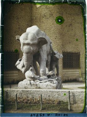 Image représentant L'Exposition Coloniale Internationale de 1931, Eléphants attaqués par un tigre de Georges Gardet devant le palais des Beaux-Arts