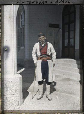 Image représentant Un vieux Monténégrin avec pistolet à la ceinture