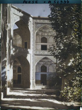 Image représentant La Madreseh Mader-i-Chah, école coranique dite "de la mère du Chah" (1714), loges de la cour