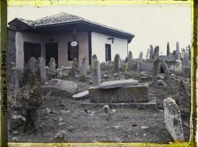Image représentant Un mausolée moderne pour un saint personnage, dans un cimetière
