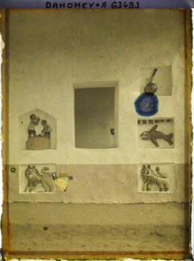 Image représentant Décor en relief sur un bâtiment de réception (Ajalala) de la deuxième cour du palais de  null Glélé