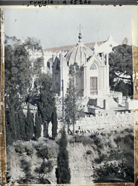 Image représentant La chapelle Saint-Louis sur la colline Saint-Louis et le séminaire des Pères blancs