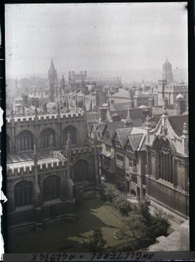 Image représentant Panorama de la ville. Au fond à droite, la tour de Christ Church