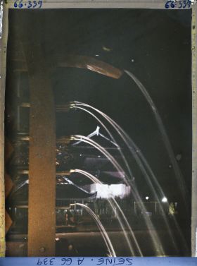 Image représentant L'Exposition Coloniale Internationale de 1931, les illuminations du pavillon du Tonkin, vue prise depuis la fontaine des totems