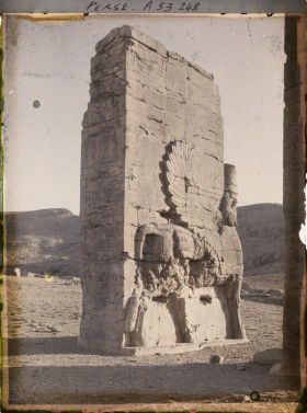 Image représentant Pilier est de la porte de Xerxès ou porte de toutes les Nations