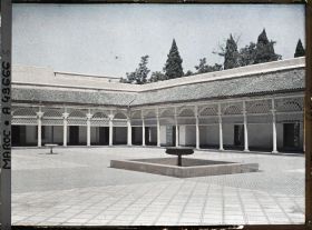 Image représentant Une partie de la cour d'honneur du palais de la Bahia