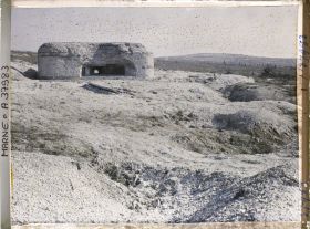 Image représentant France, Mont Cornillet, Pente Sud ; Blockhaus de mitrailleuses Allemand et au fond le Mont Haut