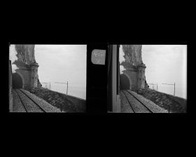 Image représentant Le train sort du tunnel au Tournant du Cap Roux