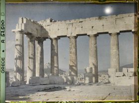 Image représentant Sur l'Acropole, le Parthénon. Vestiges de la colonnade extérieure côté est et derrière eux, la ville et le mont Lycabette