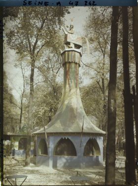 Image représentant L'Exposition des arts décoratifs, Section polonaise aux Quinconces des Invalides, kiosque du Tartare de Cracovie