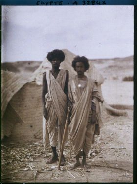 Image représentant Deux hommes  null bishari posant devant une habitation