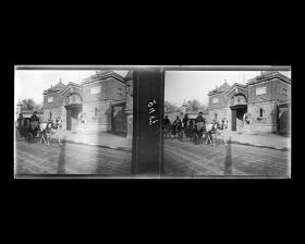Image représentant L'entrée principale de la légation du Japon, rue Meiji, dans le quartier des légations