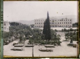 Image représentant La place de la Constitution (Place Syntagma) avec le Palais Royal (actuelle Chambre des Députés) et son jardin (Jardin Royal)