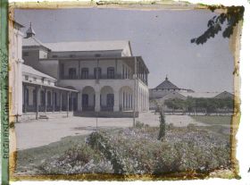 Image représentant Le lycée franco-afghan. A l'arrière plan, tour de l'enceinte de l'Arg (citadelle abritant le Palais royal)