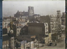 Image représentant France, Reims, Vue vers la Cathédrale et la rue Drouët d'Erlon