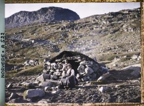 Image représentant Femme et jeune fille près d'un abri en pierre à Haukelifjell