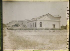 Image représentant Le pavillon royal en construction. Au fond la forteresse