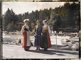 Image représentant Trois femmes en costumes folkloriques, inspirées de tenues traditionnelles
