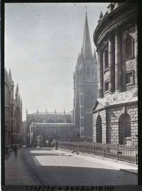 Image représentant La Radcliffe Science Library. Au fond, le clocher de l'église Sainte Marie