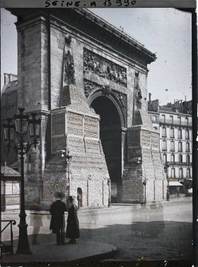 Image représentant La porte Saint-Denis protégée contre les bombardements boulevard de Bonne-Nouvelle