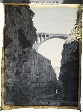 Image représentant Algérie, Constantine, Au fond des gorges, Vue vers le Pont de Sidi-Rached
