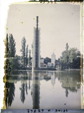 Image représentant L'Exposition Coloniale Internationale de 1931, le Grand Signal, fontaine lumineuse haute de 50 mètres sur le lac Daumesnil