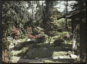 Image représentant Porte du " village japonais " et paysage situé à l'entrée du " sanctuaire japonais "