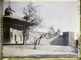 Image représentant Sultan Ahmet Ceshesi ("fontaine du Sultan Ahmet III") et le mur du palais de Topkapi