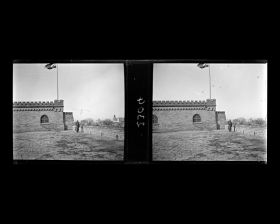 Image représentant La caserne allemande édifiée sur le chemin de ronde, à l'extrémité orientale du quartier des légations