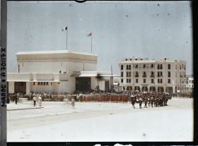 Image représentant Troupes militaires devant la gare ferroviaire lors du départ du sultan Moulay Youssef pour l'inauguration de la mosquée de Paris et les cérémonies du 14 juillet