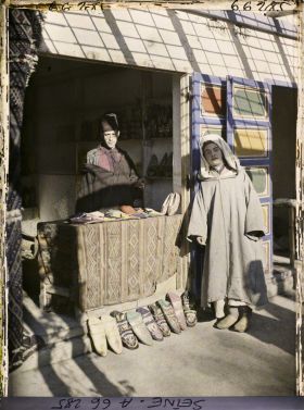 Image représentant L'Exposition Coloniale Internationale de 1931, marchands de babouches marocains